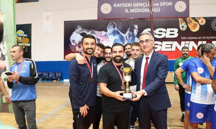 Kayseri'de Kamu Spor Oyunları İl Birinciliği voleybol ve futsalda ödüllerle sona erdi | İşte Tüm Ayrıntılar