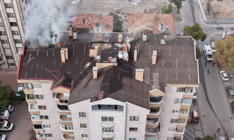 Kayseri Melikgazi'de 9 katlı apartmanın çatı yangını yaklaşık 1 saatte söndürüldü