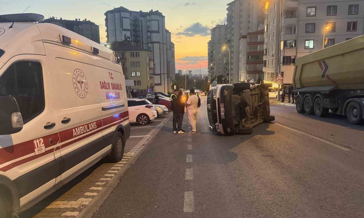 Kayseri Melikgazi'de minibüs hafif ticari araçla çarpışıp yan yattı, 1 kişi yaralandı ve Merak Edilenler