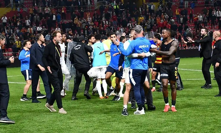 Kayserispor, Manisa FK maçındaki olaylar nedeniyle PFDK'dan 140 bin TL ceza aldı - Son Dakika Bilgileri