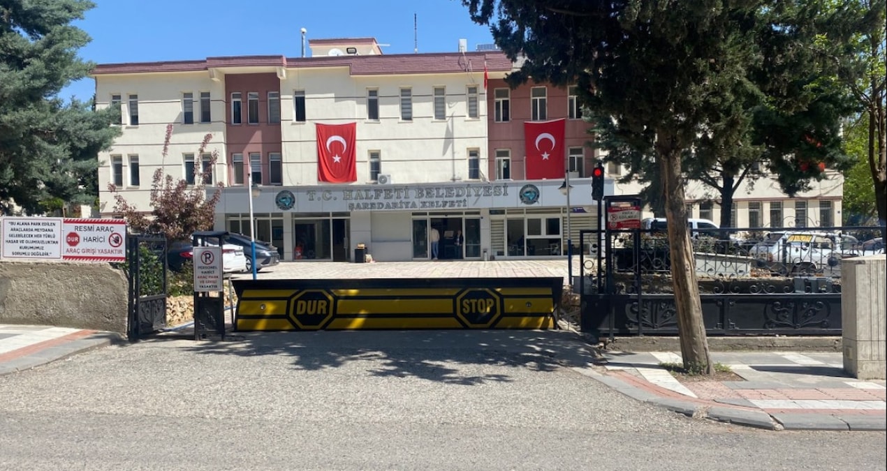 Kritik Açıklama: Kayyumla yönetilen belediyeye operasyon: Eski AKP'li başkan da gözaltında - Haberleri - Son D