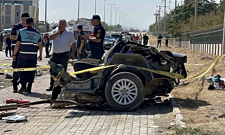 Kazada Fiat otomobil ikiye bölündü: 2 ölü, 2 yaralı | İşte Tüm Ayrıntılar