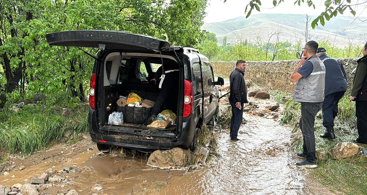 Ayrıntılar Netleşti: Kenti sel vurdu! Araçlar sulara kapıldı, 1 kişi yaşamını yitirdi - Son Dakika