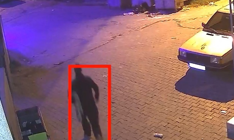 Keşan'da evin önündeki halıyı alan şüpheli güvenlik kamerasına yansıdı | İşte Tüm Ayrıntılar