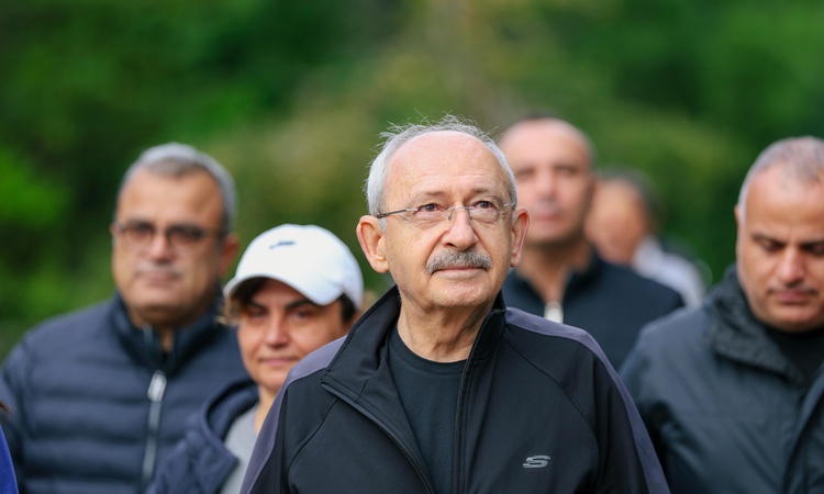 Kılıçdaroğlu, Abant'ta CHP grup toplantısı öncesi partililerle yürüdü ve Merak Edilenler