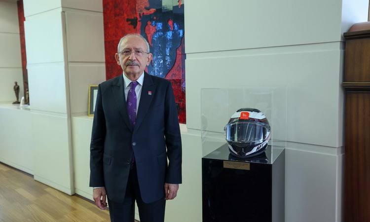 Kılıçdaroğlu, Pekeroğlu'nun kendisine emanet edilen kaskını makam odasına koydu | İşte Tüm Ayrıntılar