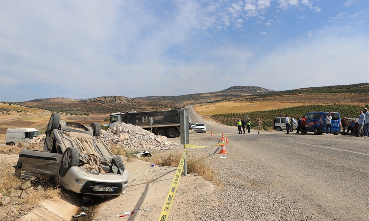 Kilis Musabeyli'de hafriyat kamyonuyla çarpışan hafif ticari araçta 3 kişi ağır yaralandı | İşte Tüm Ayrıntıla