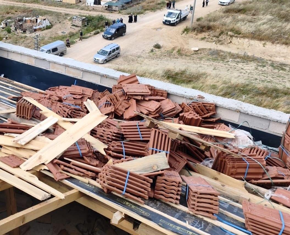 2 workers injured under tiles - News