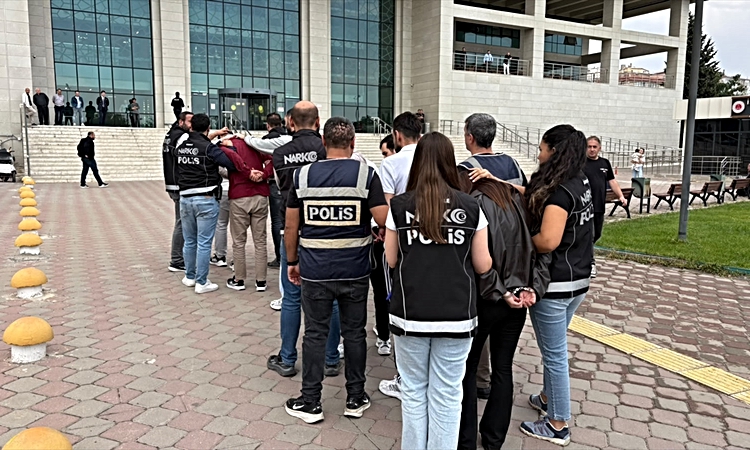 Kırıkkale'de 6 zanlı, 107 bin 200 sentetik hap ele geçirilen operasyonda yakalanarak gözaltına sevk edildi
