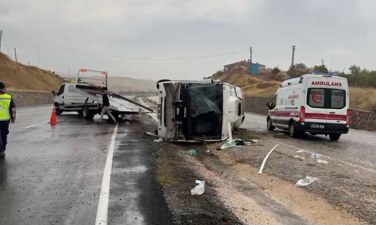 Kırıkkale-Kulu kara yolunda işçi servisi devrildi, 14 kişi yaralandı - Son Dakika Bilgileri