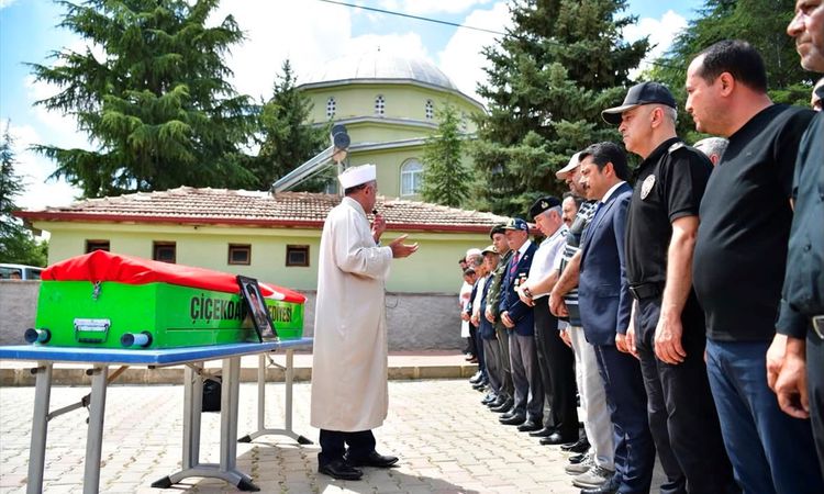 Gündemden Son Bilgiler: Kırşehir'de 73 yaşındaa vefat eden Kıbrıs gazisi son yolculuğuna uğurlandı - Haberleri