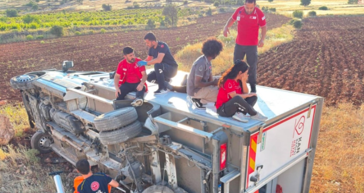 Gündemden Son Bilgiler: Kızılay’ın aracı devrildi: 1’i doktor 4 yaralı - En Son Haber - Son Dakika Bilgileri