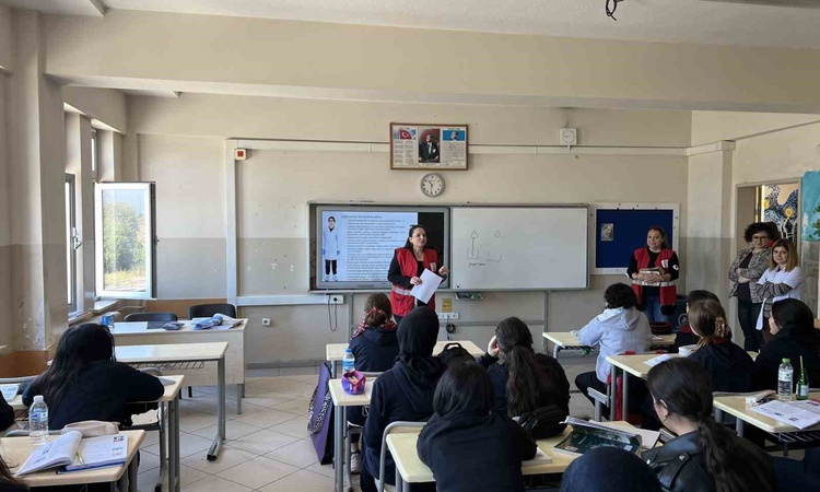 Kızılay Kadın Kolları, Düzce'de öğrencilere Kızılay Haftası'nı anlattı | İşte Tüm Ayrıntılar