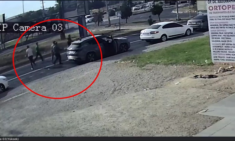Kızıltepe'de kamyonetin kasasından yola dökülen sebze ve meyveleri sürücüler topladı - Son Dakika Bilgileri