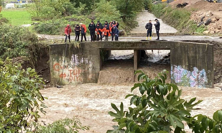 Kocaeli Başiskele'de Kiraz Çayı'na düşen aracın ardından kayıp kişi aranıyor | İşte Tüm Ayrıntılar
