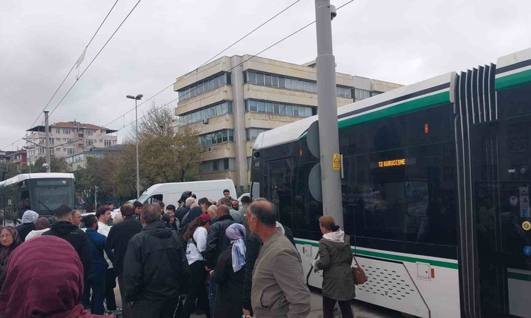 Kocaeli İzmit'te tramvayın çarptığı 71 yaşındaki kadın hastanede yaşamını yitirdi - Son Dakika Bilgileri