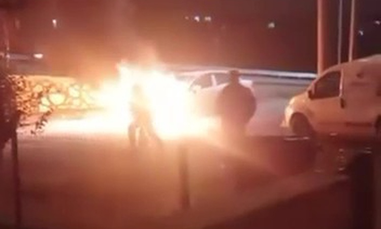 Kocaeli Körfez'de alev alan otomobil itfaiyece söndürüldü, araçta maddi hasar var - Son Dakika Bilgileri