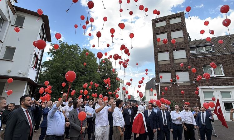 July 15 commemoration in Cologne: Martyr balloons in the sky - Breaking News