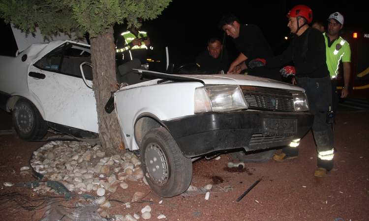 Konya Beyşehir'de refüjdeki ağaca çarpan otomobilde sıkışan 1'i ağır 2 kişi yaralandı ve Merak Edilenler