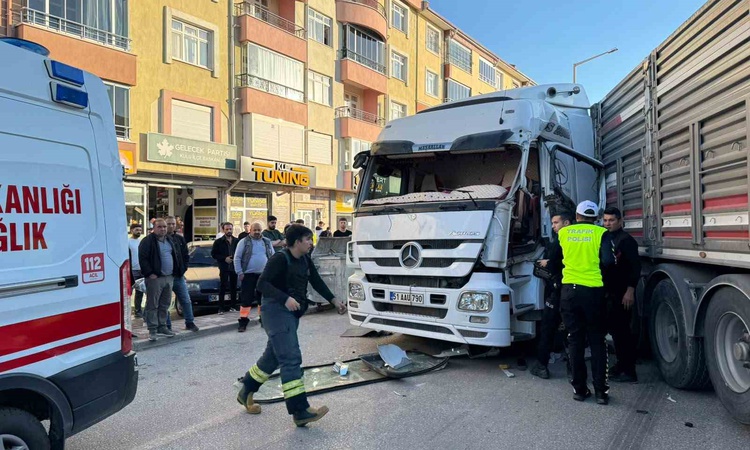 Konya Kulu'da iki tır ve otomobilin karıştığı zincirleme kazada 1 kişi yaralandı
