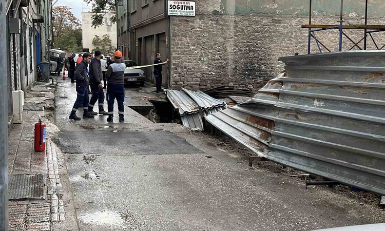 Konya Meram'da zemin çökünce doğalgaz ve su hattı boruları patladı - Son Dakika Bilgileri