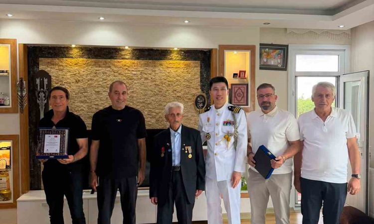 Gündemden Son Bilgiler: Kore Gazisi Abdulhadi Yeşilkaya'ya Büyükelçilikten Plaket - Haberleri ve Merak Edilenl