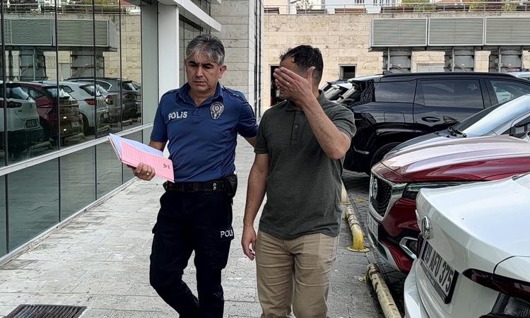 Korkulukları aşıp yola çıktığı öne sürülen çocuğa otomobil çarptı: Gelişmeler Takip Ediliyor