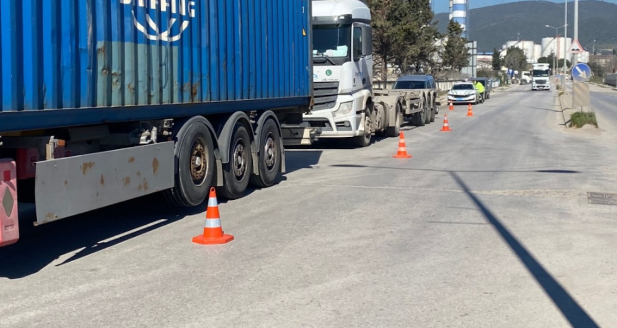 Gündemden Son Bilgiler: Korkunç kaza: Kendi TIR'ıyla manevra yapan TIR'ın arasında sıkışıp öldü - Son Dakika H