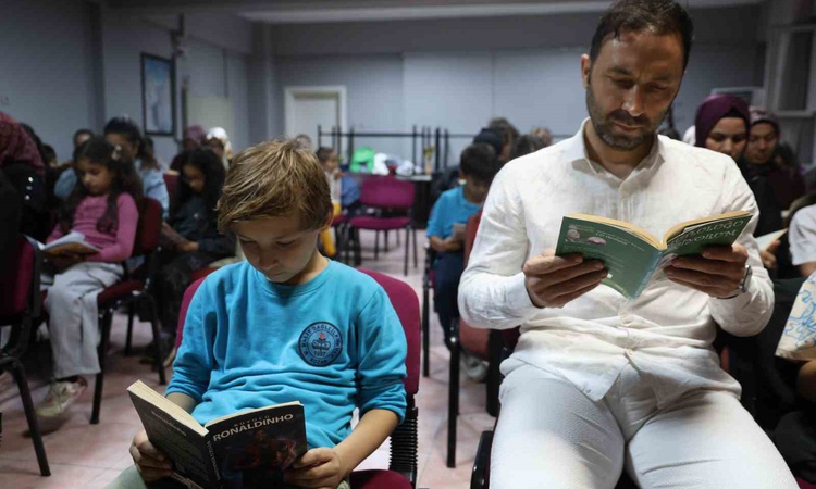 Kozan'da öğretmen Emel Ünlü ve veliler, çocuklarla bir saat kitap okudu - Son Dakika Bilgileri