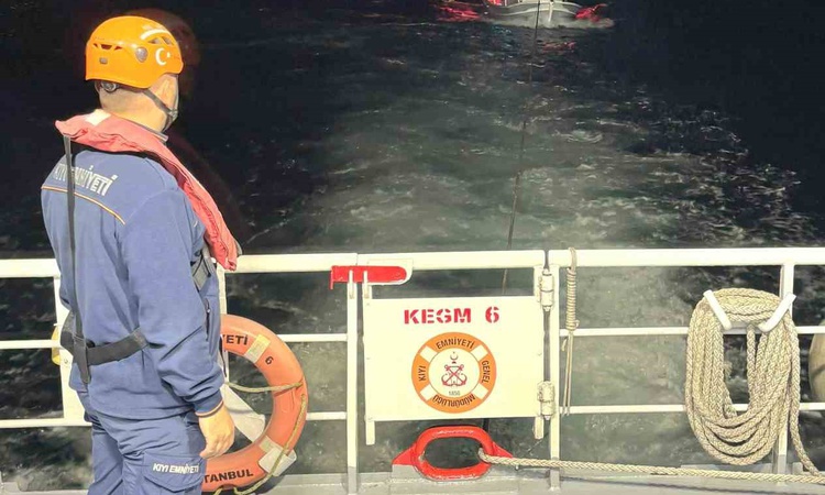 Kritik Açıklama: 1915 Çanakkale Köprüsü önünde sürüklenen teknedeki 2 kişiyi Sahil Güvenlik kurtardı ve Merak