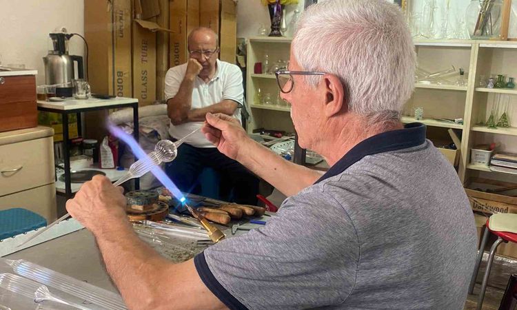 Kritik Açıklama: 70 yaşındaki adam laboratuvar için ürettiği camları şimdi sanat için şekillendiriyor: Gelişme