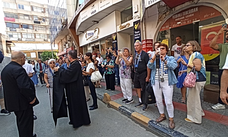 Kritik Açıklama: ABD ve Kanadalı hac yolcuları depremde hasar gören kilisede dua etti ve Merak Edilenler