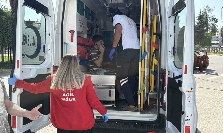 Kritik Açıklama: Adıyaman'da iki kamyonet ve iki otomobilin karıştığı kazada 1 kişi hafif yaralandı - Son Daki