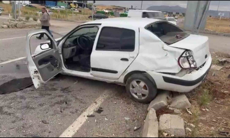 Kritik Açıklama: Adıyaman Kahta'da kafa kafaya çarpışan otomobillerde 5 kişi yaralandı | İşte Tüm Ayrıntılar