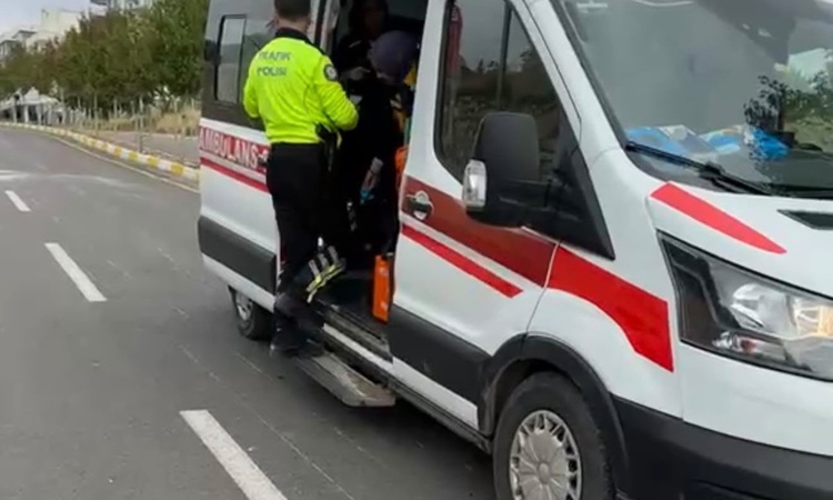 Kritik Açıklama: Adıyaman'da kilitli parke taşına çarparak devrilen motosiklette 1 kişi yaralandı ve Merak Edi