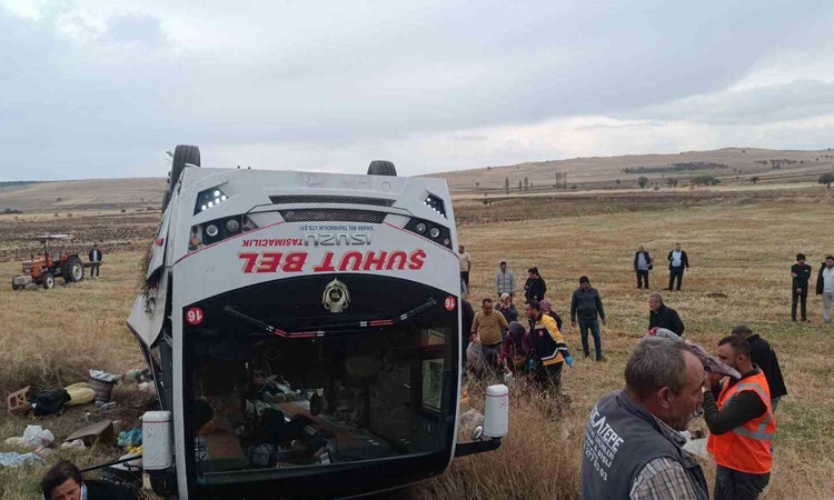 Kritik Açıklama: Afyonkarahisar'da elma işçilerini taşıyan midibüs devrildi, 1 kişi öldü - Son Dakika Bilgiler