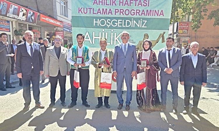 Kritik Açıklama: Ağrı'da Ahilik Haftası Kutlandı, Kutlama Cumhuriyet Caddesi Eski Kütüphane Kavşağı’nda Yapıld