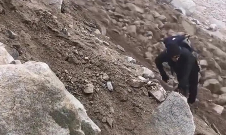 Kritik Açıklama: Ağrı Dağı'nda heyelanda kopan kayalar, 4 bin 200 metredeki dağcıları teğet geçti: Gelişmeler