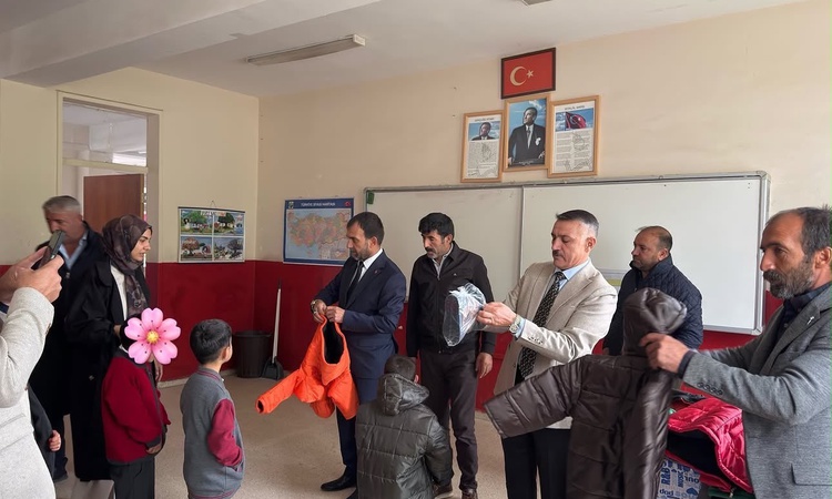 Kritik Açıklama: Ağrı Patnos'ta Şoförler ve Otomobilciler Odası öğrencilere mont ve bot dağıttı ve Merak Edile