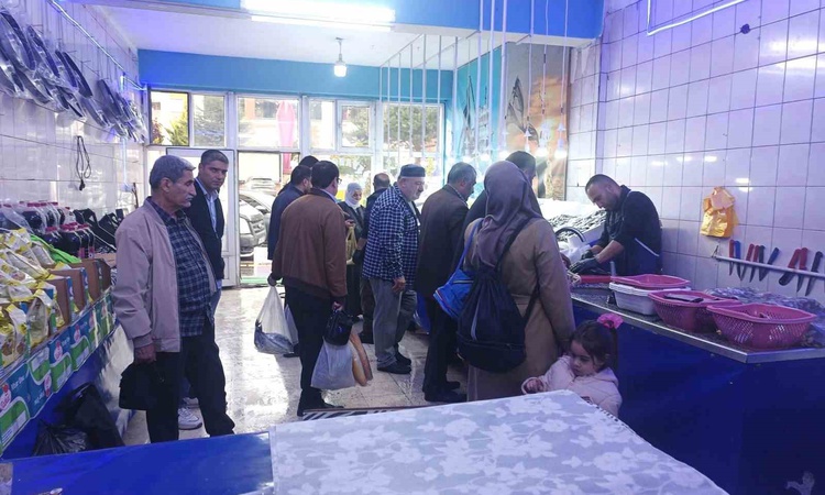 Kritik Açıklama: Ahlat'ta soğuk havalar balık satışı ve pişiriminde yoğunluk oluşturdu