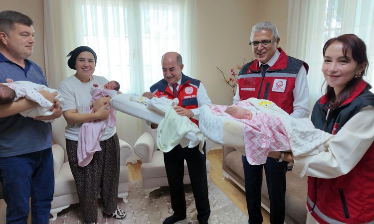 Kritik Açıklama: Aile Bakanı Göktaş, Kaş'ta dördüz bebekleri olan çifti görüntülü tebrik etti. - Son Dakika Bi
