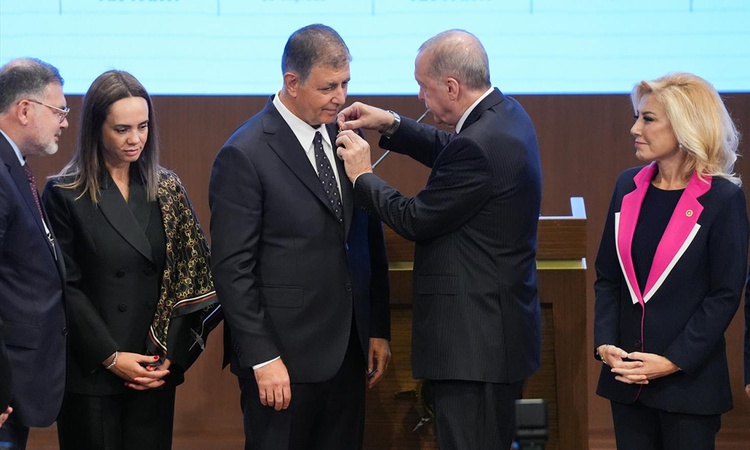 Kritik Açıklama: AK Parti'ye geçen Cemil Tugay 5 günlük izne çıktı ve Merak Edilenler