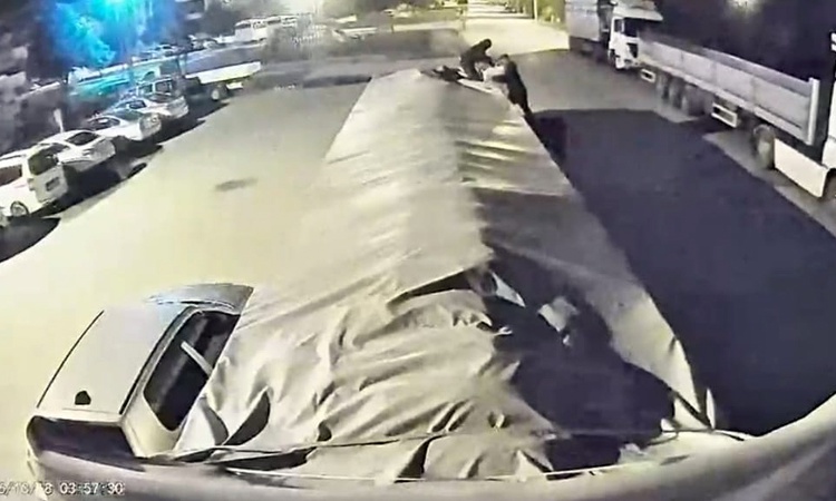 Kritik Açıklama: Aksaray'da 2 kişi TIR'dan 30 çuval şekeri motosikletle çaldı ve Merak Edilenler