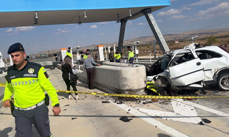 Kritik Açıklama: Aksaray'da gişelerdeki bariyere çarpan otomobilin sürücüsü yaşamını yitirdi. | İşte Tüm Ayrın