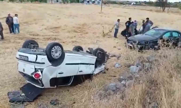 Kritik Açıklama: Aksaray'da Karaören köy yolunda iki otomobil şarampole devrildi, 5 kişi yaralandı.
