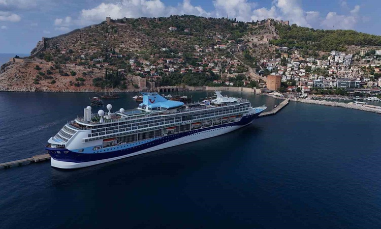 Kritik Açıklama: Alanya Limanı'na 2026'da yanaşan kruvaziyerlerle ilçeye 12 bin 876 turist geldi