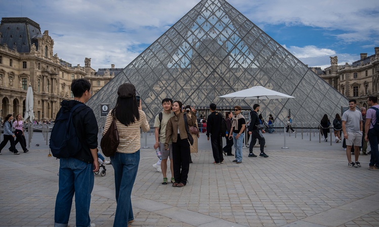 Kritik Açıklama: Albüm: Çinli turistler Ulusal Gün tatilinde Paris'e yoğun ilgi gösterdi