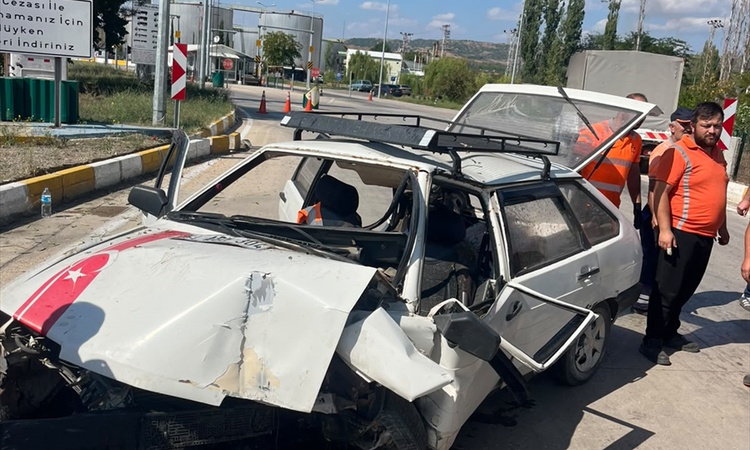 Kritik Açıklama: Amasya-Samsun kara yolunda kontrolden çıkan otomobilde 2 kişi yaralandı: Gelişmeler Takip Edi