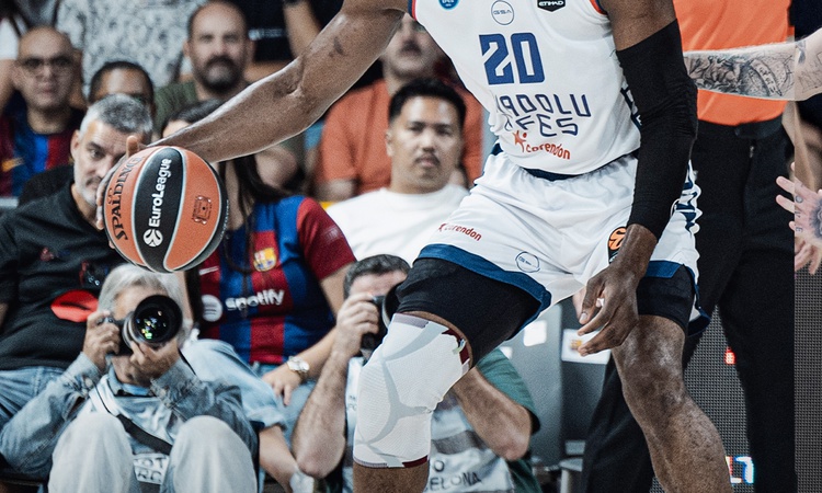 Kritik Açıklama: Anadolu Efes, EuroLeague'in ilk haftasında Barcelona'ya deplasmanda 89-82 yenildi ve Merak Ed