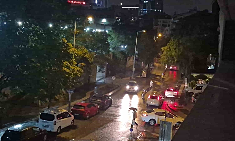 Kritik Açıklama: Ankara'da akşam başlayan sağanak sokakları göle çevirdi, trafikte aksamaya yol açtı
